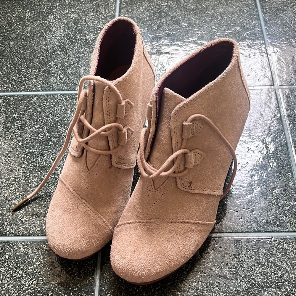 TOMS wedge ankle boots taupe